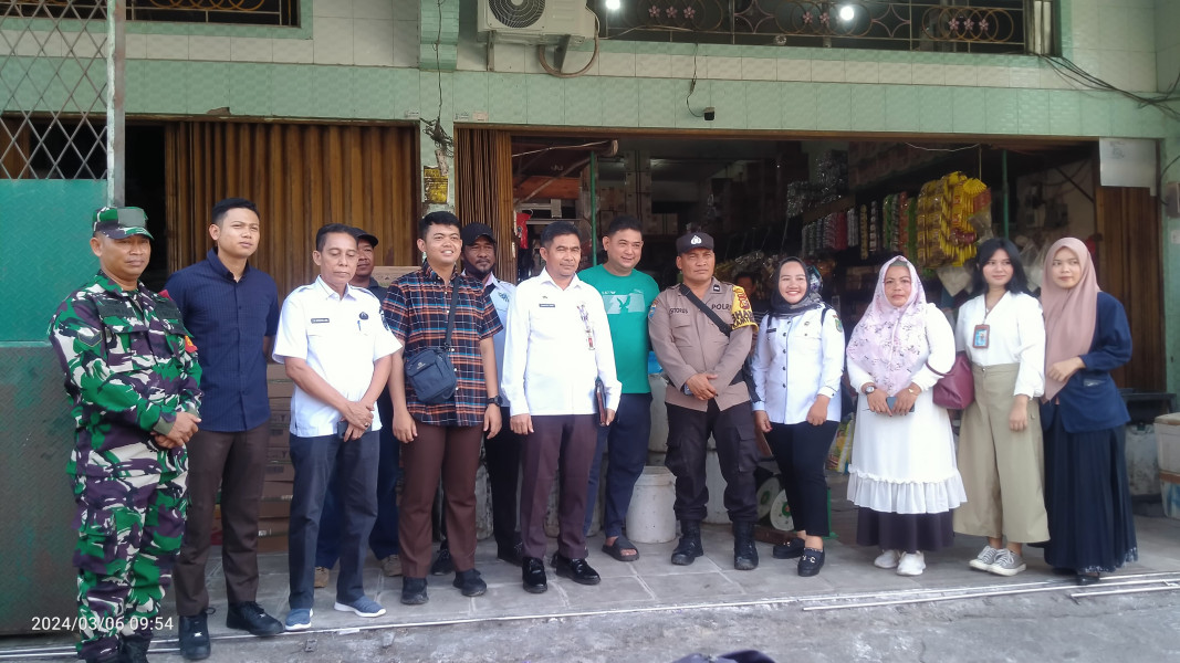 Asisten II Bidang Ekonomi Bersama Disperindagsar Rohil Pantau Harga Sembako di Pasar Datuk Rubiah