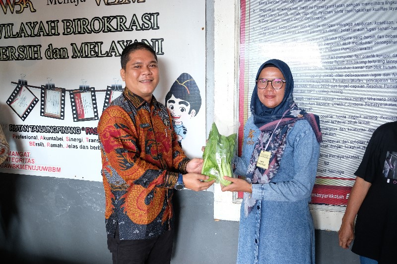 Rutan Kelas 1 Tanjungpinang bagikan Hasil panen Sayur Pakcoy Kepada Keluarga Binaan