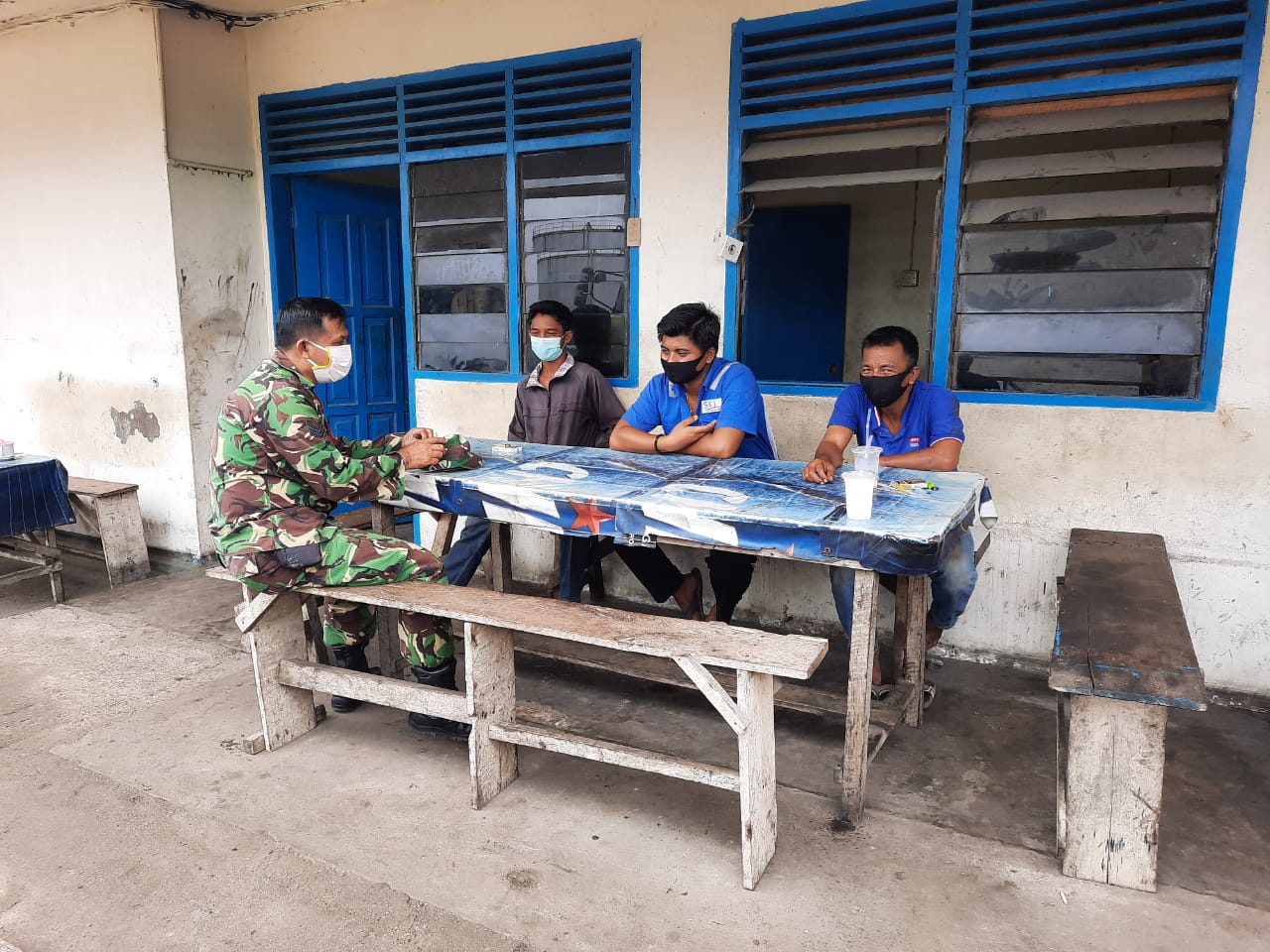 Babinsa Koramil 03/Tempuling Lakukan Komsos Guna Meningkatkan Hubungan Baik Aparat dan Masyarakat