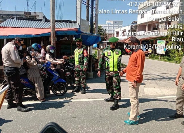 Kerja Sama Babinsa 03/Tempuling dan Babinkamtibmas Dalam Penegakan Protokol Kesehatan