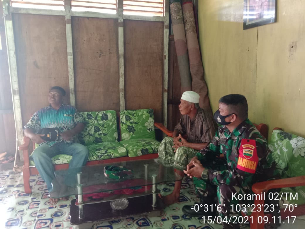 Pergi Sholat Terawih, Babinsa Tanjung Pasir Ingatkan Warga untuk Mematikan Kompor