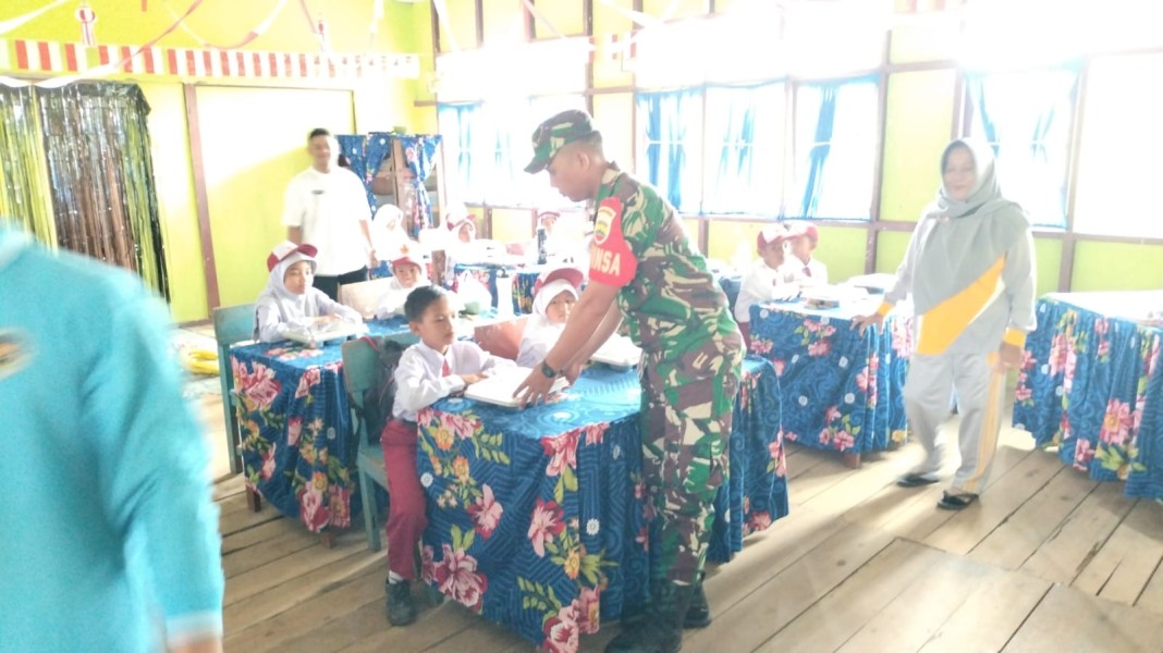 Babinsa Koramil 03/Tempuling Dampingi Kegiatan Makan Sehat Bergizi, Wujudkan Generasi Sehat dan Cerdas