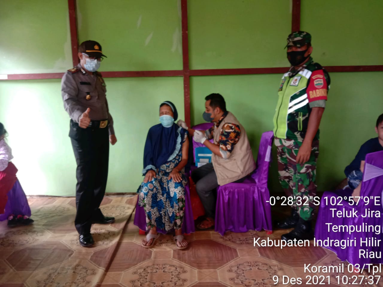 Babinsa 03/Tempuling Dampingi Vaksinasi di Desa Teluk Jira