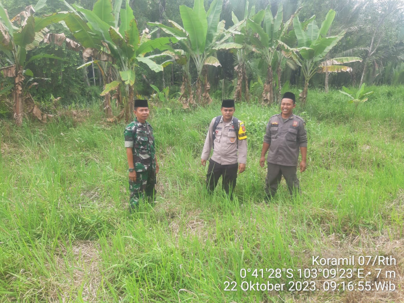 Babinsa Koramil 07/Reteh Ingatkan Warga Untuk Terus Menjaga Lahan dan Hutan Dari Kebakaran