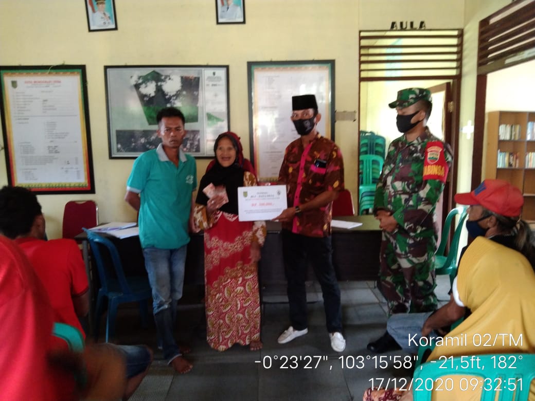 Babinsa Desa Tekulai Hulu Kembali Dampingi Penyaluran BLT DD