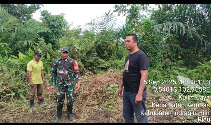 Jejak Senyap Babinsa Koramil 03/Tpl: Patroli 'Nol Titik Api' di Kulim Jaya