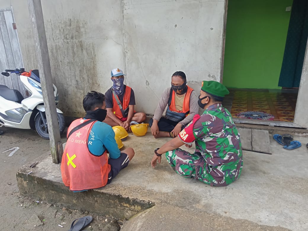 Babinsa Koramil 04/Kuindra Turun Kewilayah Binaan Agar Terlaksana Komsos Bersama Warga