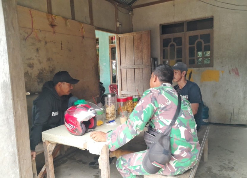 Babinsa Koramil 05/Gas Laksanakan Patroli dan Himbauan Bahaya Karlahut Bersama Masyarakat