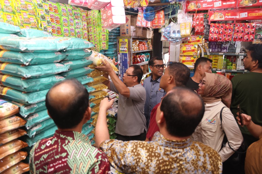 Satgas Pangan Polda Kepri Sidak Pasar Gudang Bulog dan Supermarket Pastikan Stok Bahan Polok Aman Jelang Ramadan dan Idul Fitri Satgas Pangan Polda Kepri Sidak Pasar Gudang Bulog dan Supermarket Pastikan Stok Bahan Polok Aman Jelang Ramadan dan Idul Fitri
