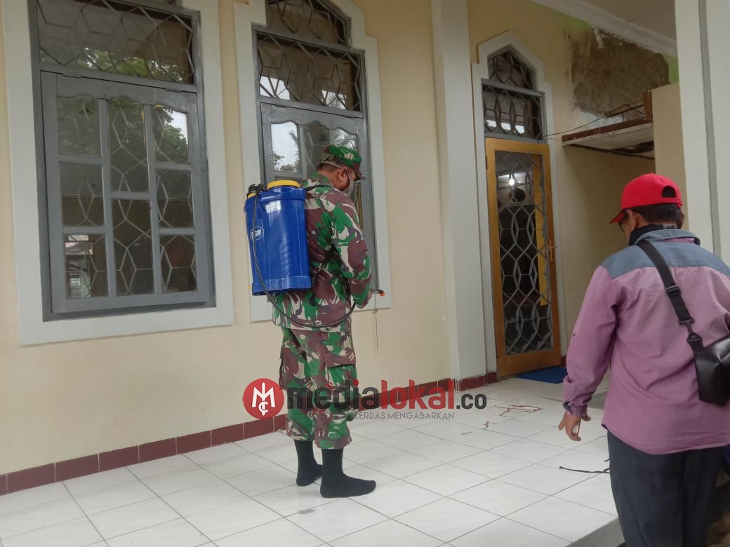 Babinsa Kelurahan Selensen Plopori Penyemprotan Disinifektan di Sarana Umum