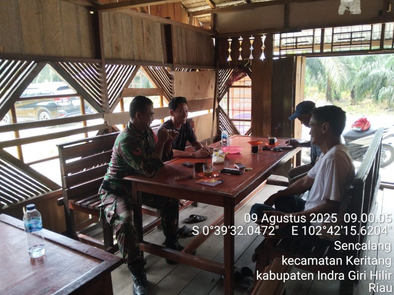 Babinsa Koramil 09/Kemuning Laksanakan Komsos dengan Masyarakat Desa Sencalang