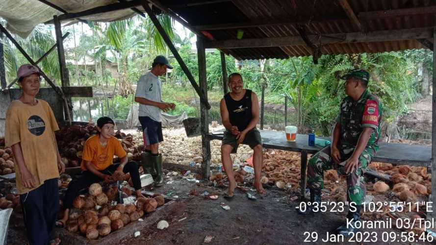 Babinsa 03/Tpl Laksanakan Komsos Dengan Petani kelapa Warga Desa Binaan