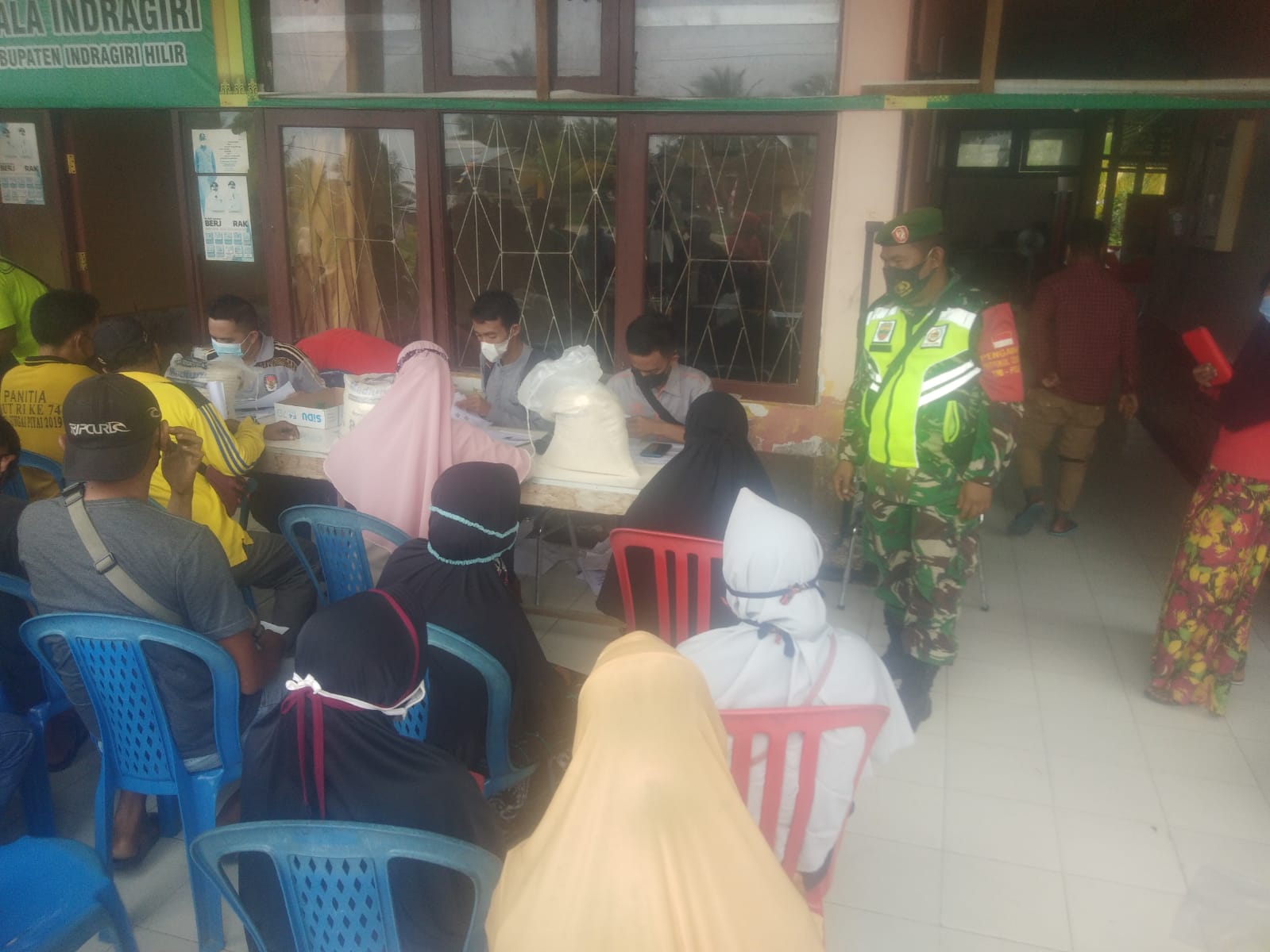 Babinsa Koramil 04/Kuindra Dampingi Penyaluran BST dan PKH