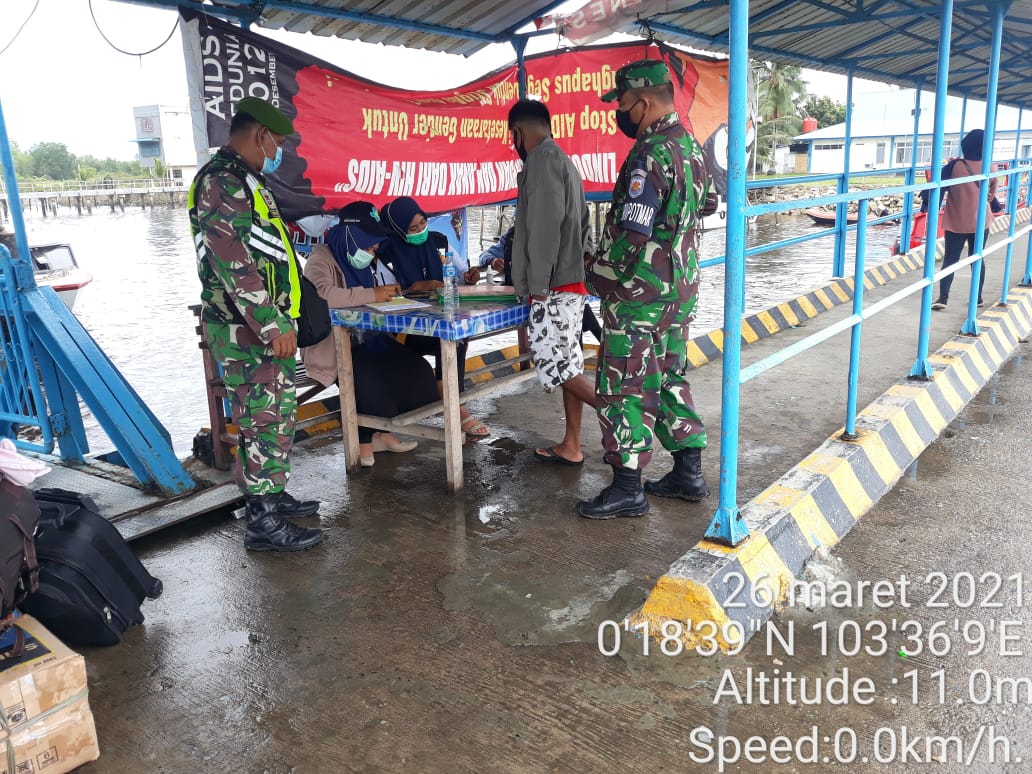 Personil Koramil 06/Kateman Bersama Tim Pantau Warga yang Beraktivitas di Pelabuhan