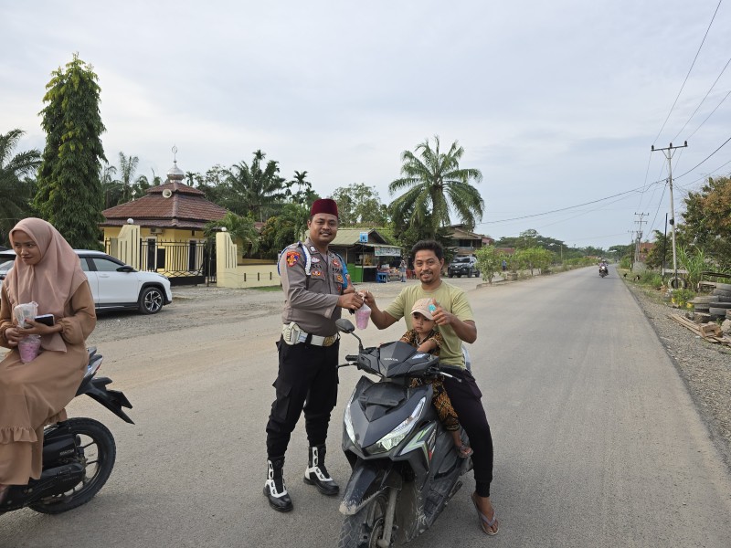 Polsek Kubu Polres Rohil serta Bhayangkari, Bagikan Takjil kepada Masyarakat 