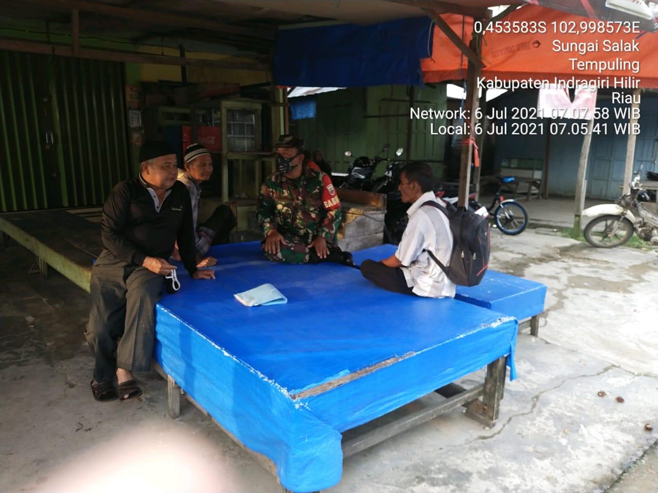 Jaga Persatuan dan Tingkatkan Silaturrahmi, Babinsa 03/Tempuling Gelar Komsos Dengan Tokoh Masyaraka