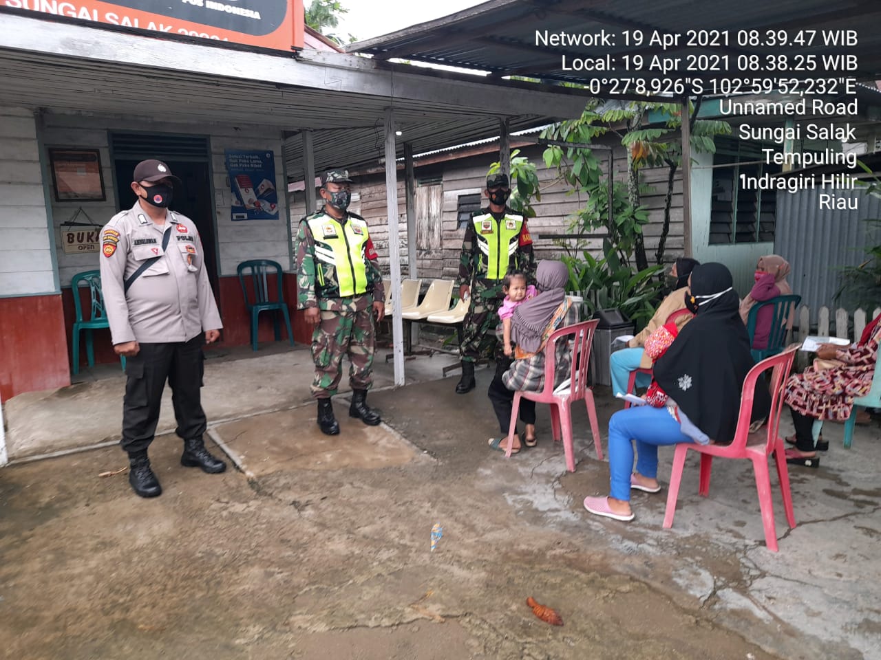 Amankan Penyaluran BST, Babinsa 03/Tempuling Himbau Masyarakat Untuk Menjalankan Protkes 