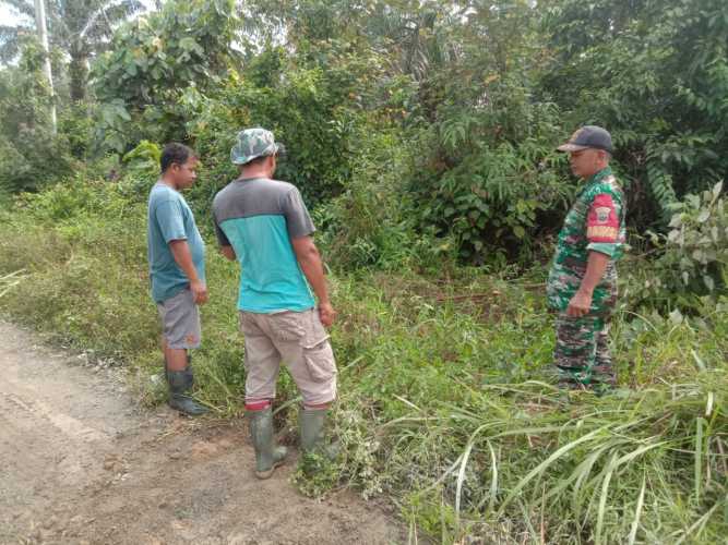 Pencegahan Kebakaran Bersama Babinsa Koramil 09/Kemuning dan Warga Setempat
