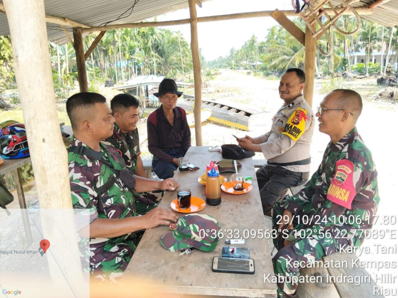 Babinsa 03/Tpl dan Bhabinkamtibmas Komsos dengan Tokoh Masyarakat Bahas Pilkada Damai