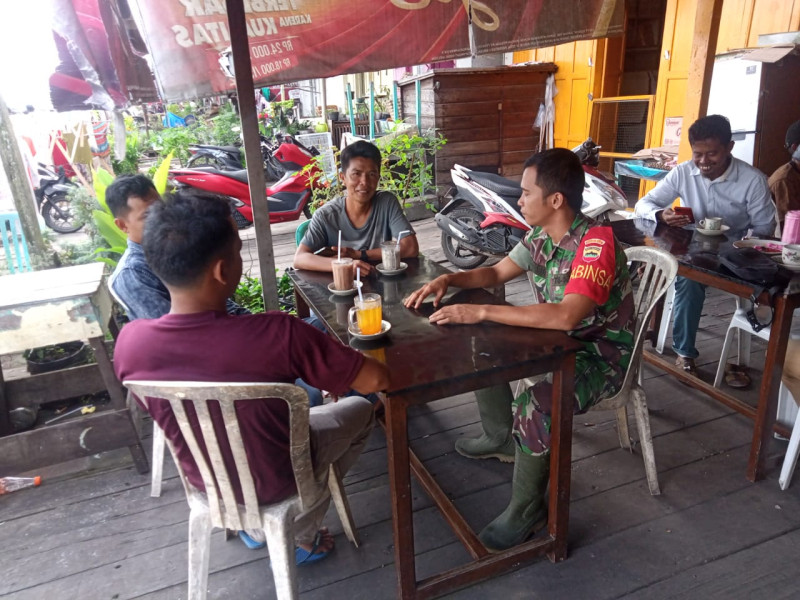 Babinsa Koramil 05/GAS Kodim 0314/Inhil Giat Komsos Bersama Warga Binaan