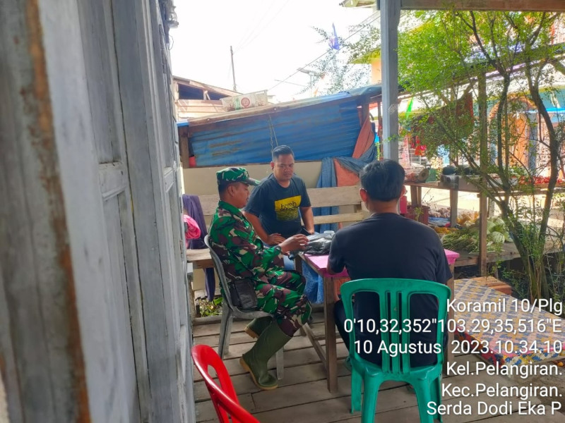 Sambangi Pangkalan Ojek, Babinsa Koramil 10/Pelangiran Jalin Hubungan Baik Antar Sesama