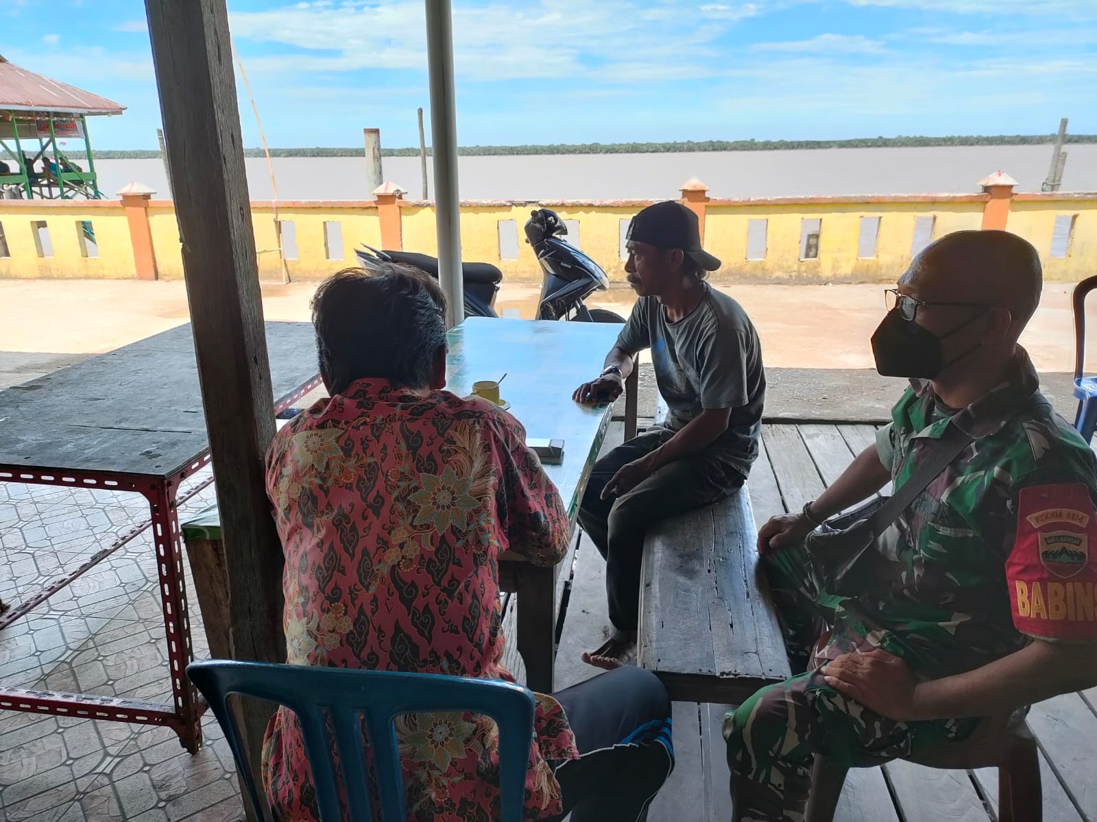 Selalu Lakukan Himbauan Oleh Babinsa Koramil 04/Kuindra Kepada Warga Agar Selalu Berhati-hati Saat Beraktifitas