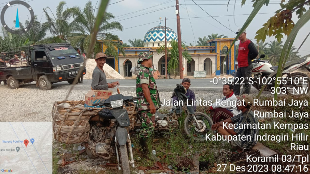 Sertu Mardia Babinsa Koramil 03/Tpl Laksanakan Komsos Bersama Petani Sawit Di Desa Rumbai Jaya