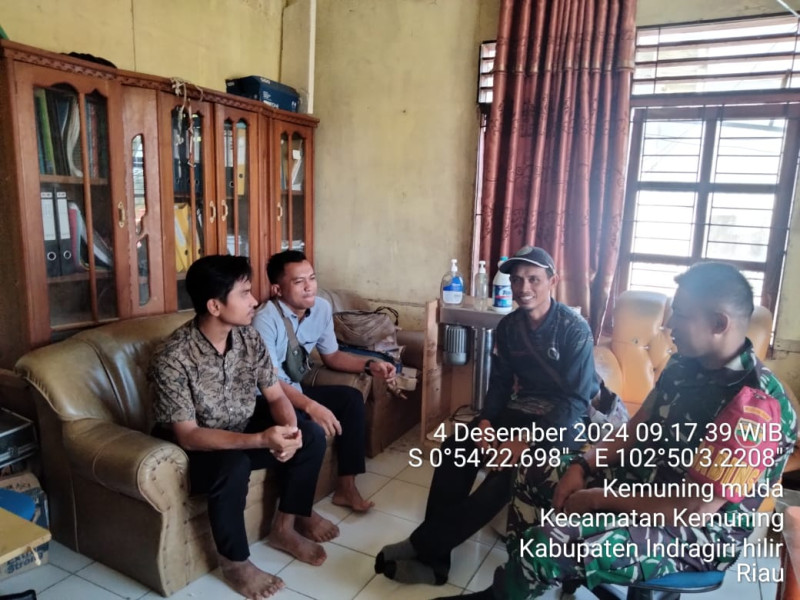 Babinsa Koramil 09/Kemuning Bersama Perangkat Desa Berikan Informasi di Binaan