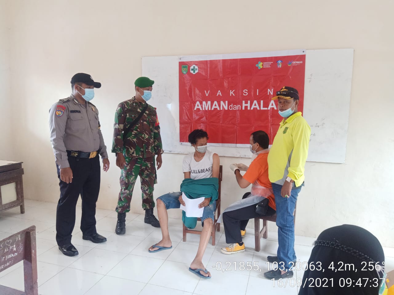 Babinsa Serda Ahmad Sidik Dampingi Vaksinasi Covid-19 di Batang Tuaka