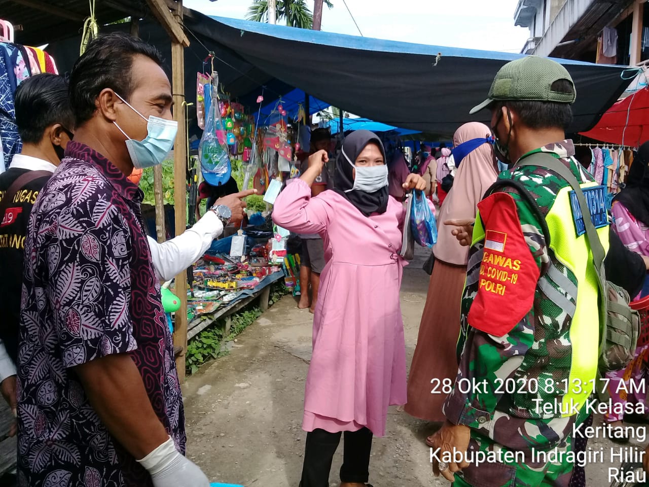 Sertu M Hatta Babinsa Koramil 09/Kemuning Kodim 0314/Inhil Lakukan Penegakan Prokes di Teluk Kelasa