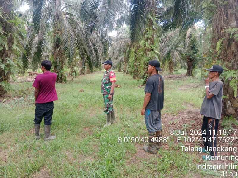 Wujudkan Kenyamanan Di Lingkungan, Babinsa Koramil 09/Kemuning Patroli Karhutla Dengan Warga