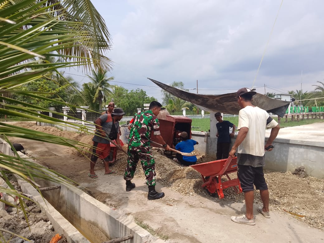 Pelaksanaan Goro Bersama Masyarakat Oleh Babinsa Koramil 04/Kuindra