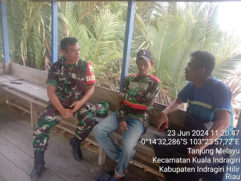 Dengan Komsos, Babinsa Koramil 04/Kuindra Selalu Berkomunikasi dan Berikan Informasi Kepada Masyarakat