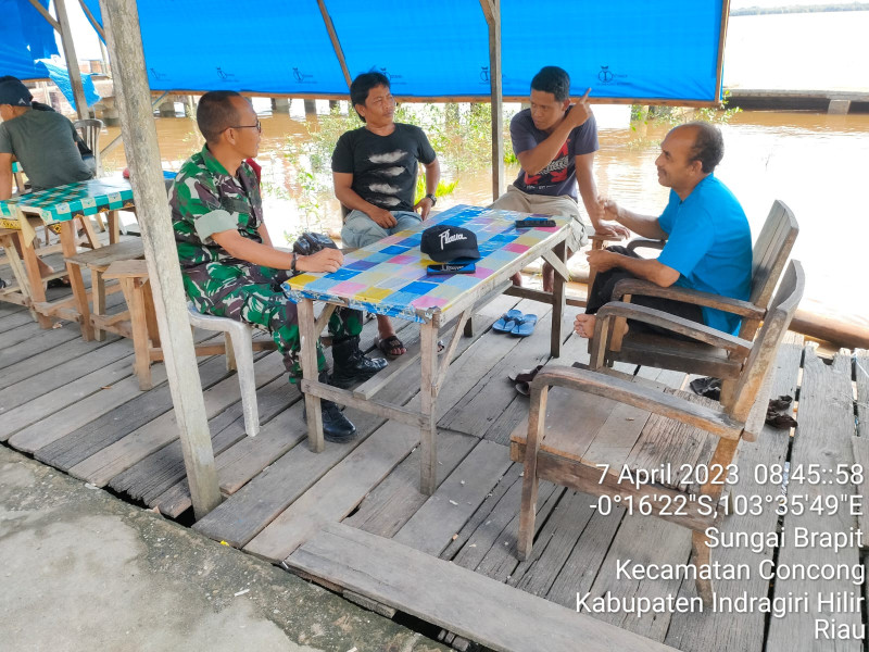 Komunikasi Sosial Bersama Babinsa Koramil 04/Kuindra dan Warga