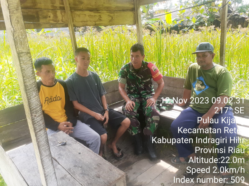 Ciptakan Hubungan Yang Harmonis Bersama Koramil 07/Reteh dan Masyarakat Melalui Komsos