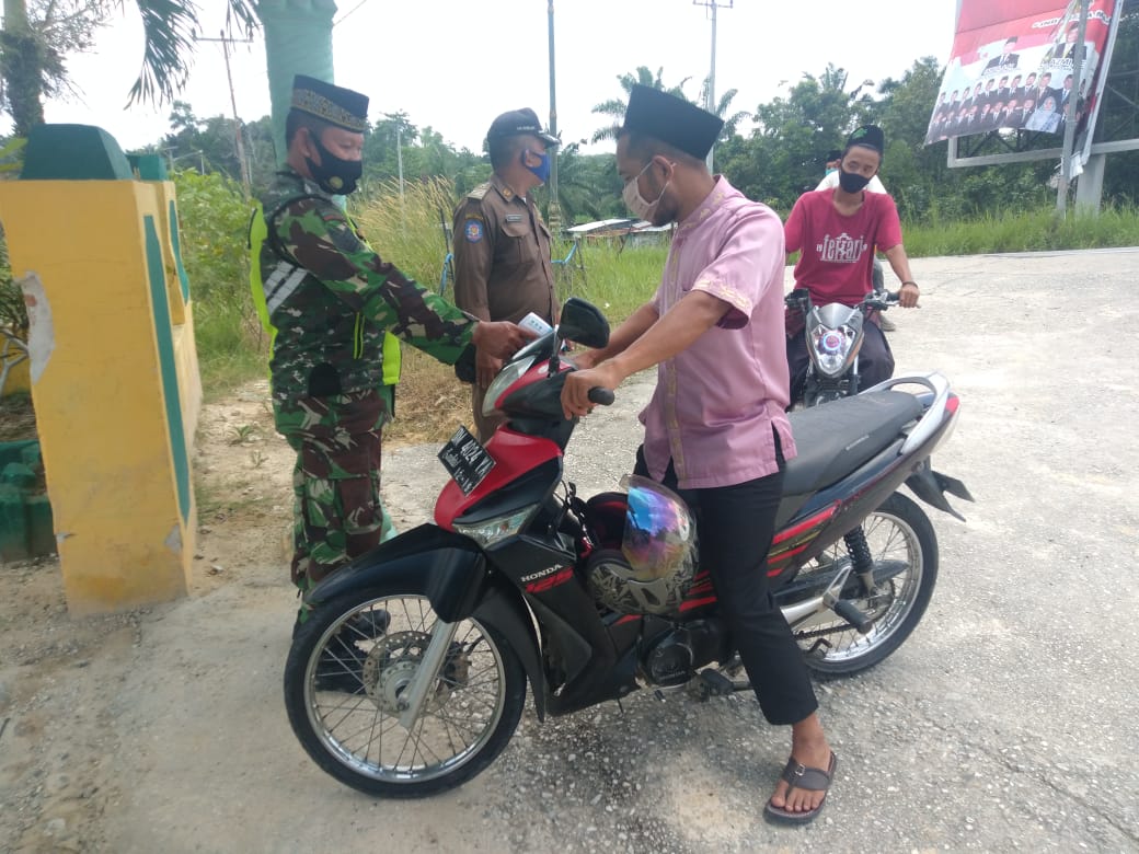 Beri Rasa Aman Jamaah Shalat Jumat, Babinsa Koramil 03/Siak Terus Tegakan Protokol Kesehatan