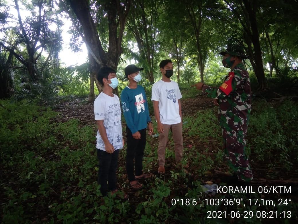 Serda Lendi Piter S Bersama Warga Patroli Karhutla di Desa Air Tawar