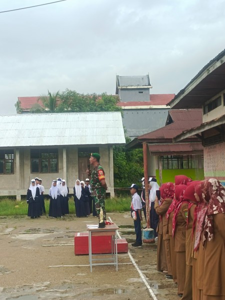 Babinsa Desa Sanglar, Serda Johansah, Hadiri Upacara Bendera di SMPN 3 Reteh