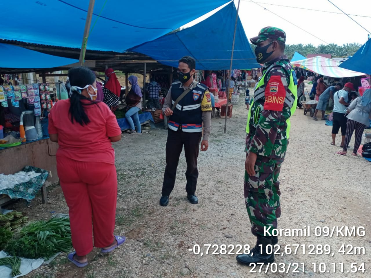 Personil Koramil 09/Kemuning Gencarkan Penegakan Protkes di Pasar Sencalang