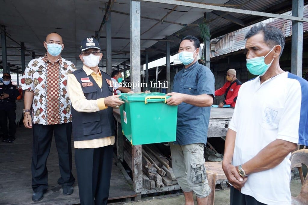 Wujud Kepedulian Korban Longsor di Tanjung Baru, Bupati HM Wardan Salurkan Bantuan 