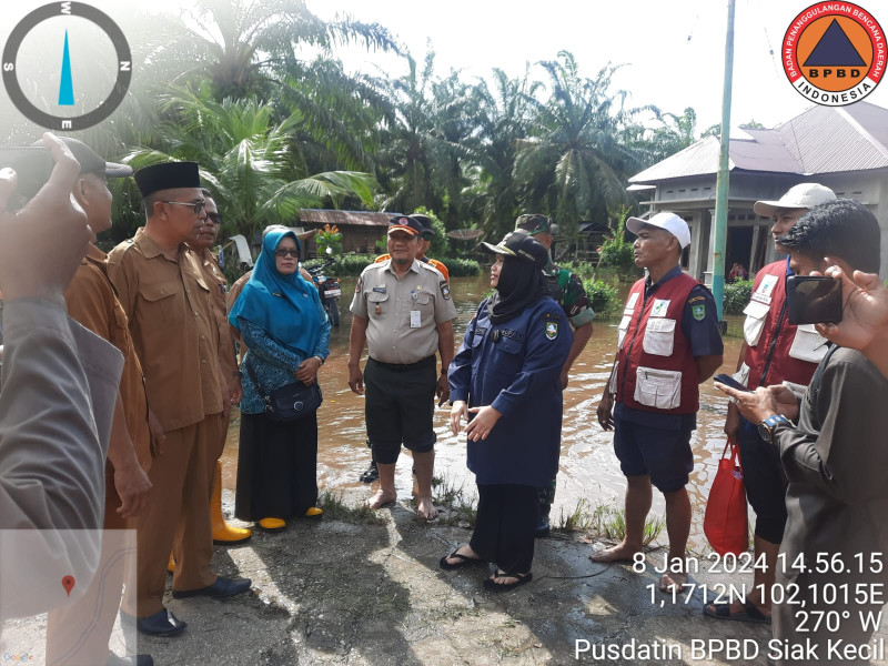 Kalaksa BPBD Bengkalis Dampinggi Bupati Kasmarni Tinjau Banjir Di Siak Kecil