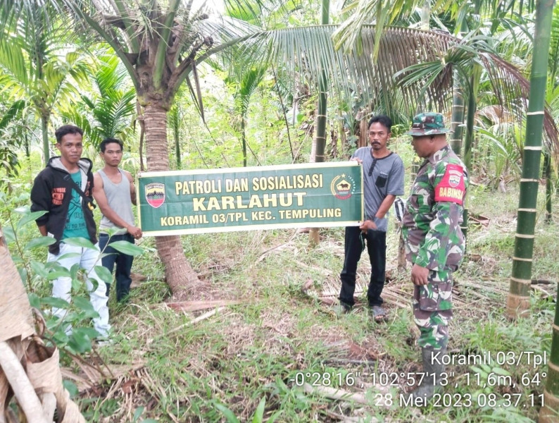 Babinsa Koramil 03/Tpl Serma Symsul Azman Ajak Warga Patroli Karhutla