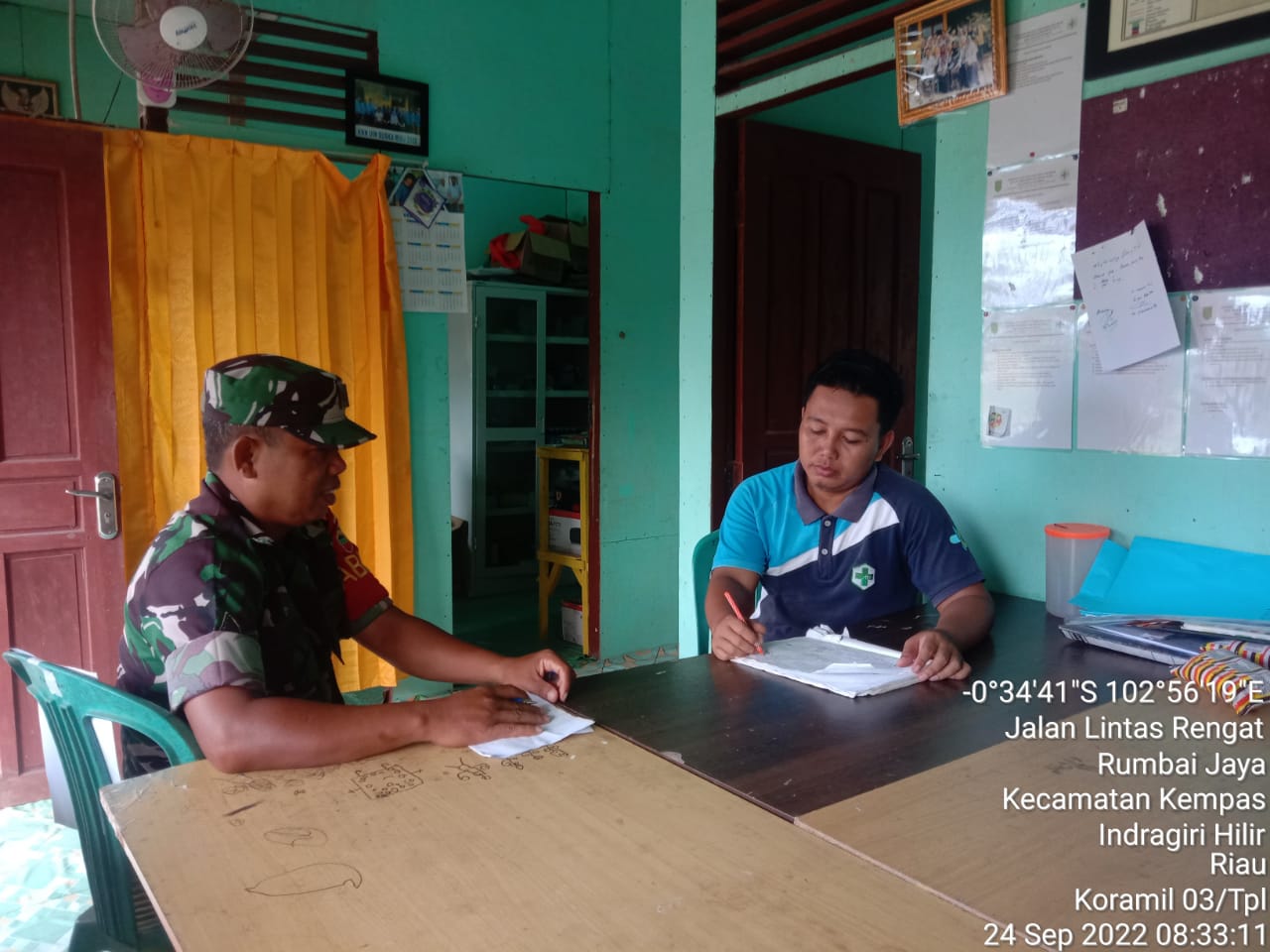 Babinsa 03/Tempuling Komsos Dengan Perangkat Desa Rumbai Jaya