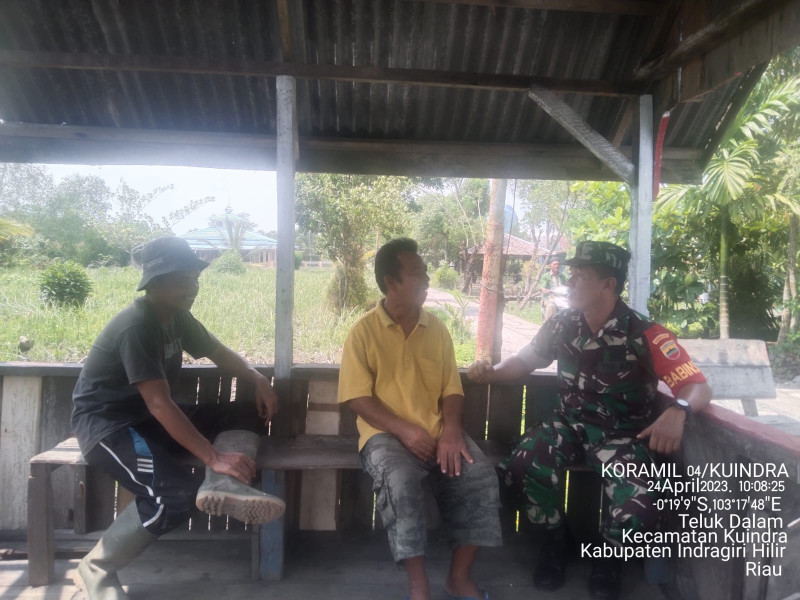 Babinsa Koramil 04/Kuindra Berikan Wawasan Luas Kepada Masyarakat Binaan
