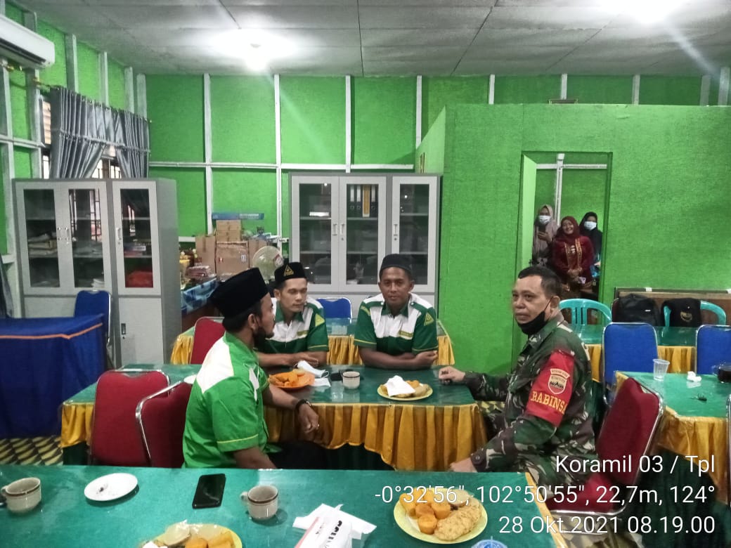 Babinsa Koramil 03/Tempuling Laksanakan Komsos Bersama Pemuda Pancasila