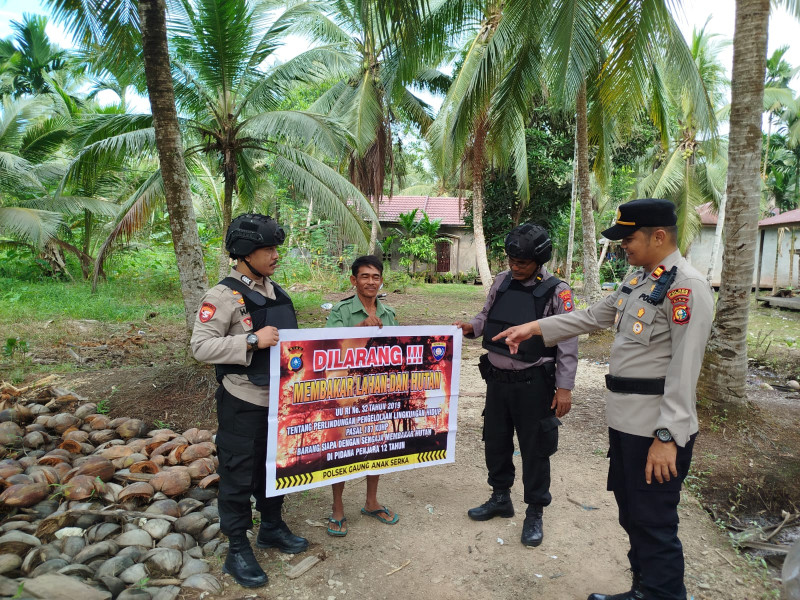 Iptu Fauzan Putra Hantama S.A.P. Pimpin Anggotanya Berikan Himbauan Kepada Masyarakat Tentang Larangan Karhutla