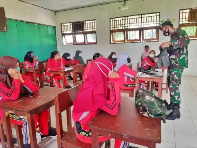 Satgas Yonif 413 Kostrad Kenalkan Cara Pembidaian Kepada Siswa SMA Papua