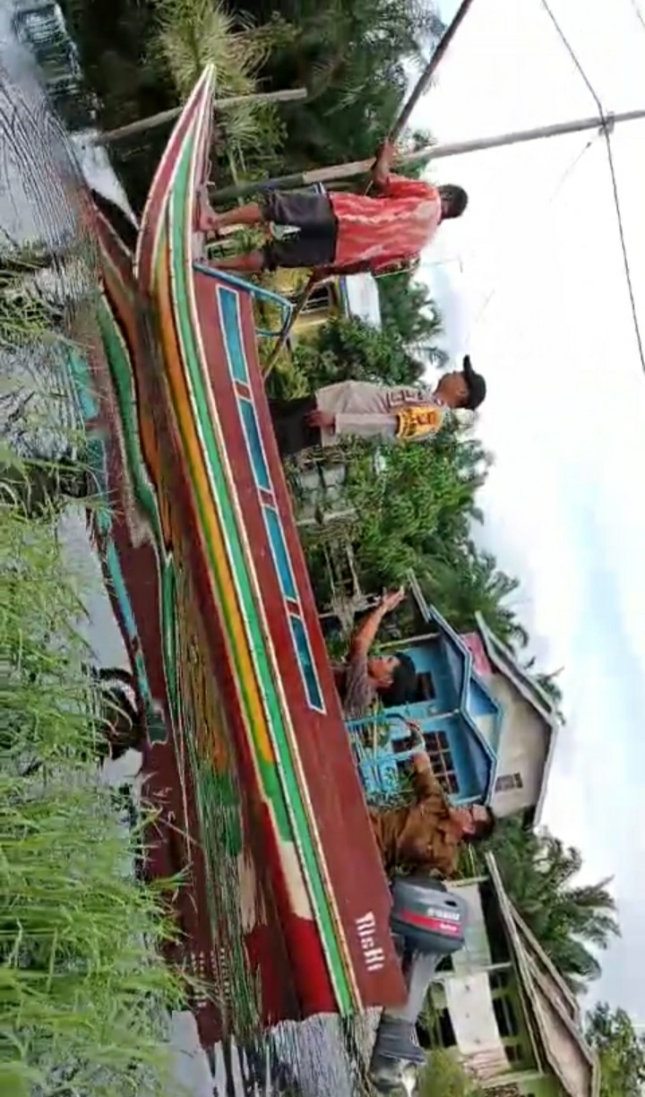 Kapolsek Gaung Lakukan Peninjauan Terhadap Masyarakat Yang Terendam Banjir