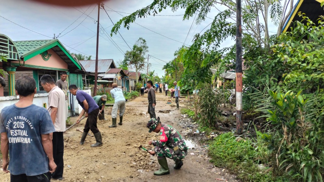 Babinsa Koramil 05/Gas Kopda Ridho Melaksanakan Goro Bersama Masyarakat Kelurahan Teluk Pinang