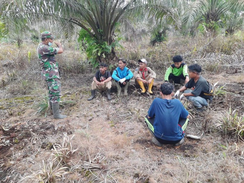 Babinsa Koramil 03/Tpl Ajak Pemuda Laksanakan Kegiatan Patroli Karhutla Di Wilayah Desa Binaan
